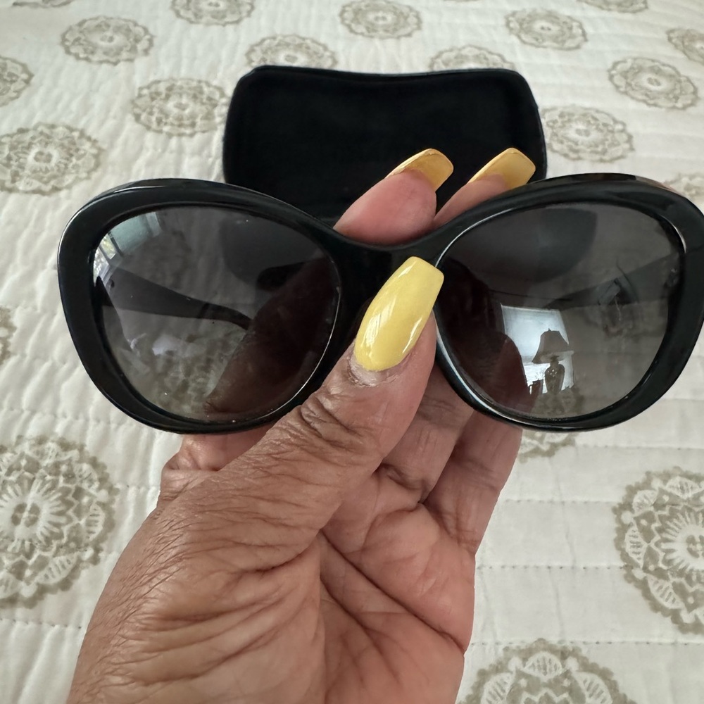 CHANEL Sleek Black Sunglasses - Picture 4 of 6